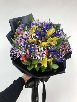 Alice + seasonal flowers bouquet (book two days in advance)