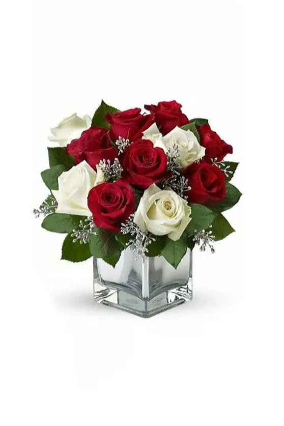 紅玫瑰 + 白玫瑰 + 時令配花加配花瓶 紅玫瑰 + 白玫瑰 + 時令配花加配花瓶