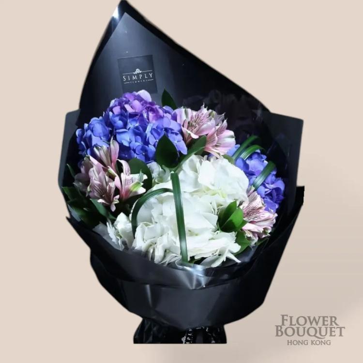紫藍白繡球 + 小白合 + 襯花 花束 紫藍白繡球 + 小白合 + 襯花 花束