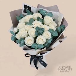 18/28/50/99 white roses + eucalyptus leaves bouquet